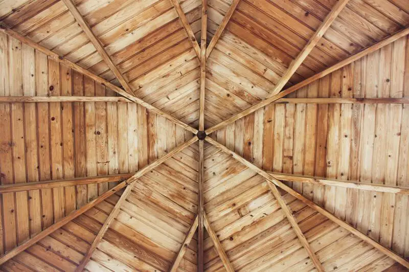 Jak vyměnit vodou poškozený dřevěný strop: 5 užitečných kroků