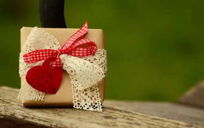 Jak zabalit svatební dar: 4 elegantní způsoby